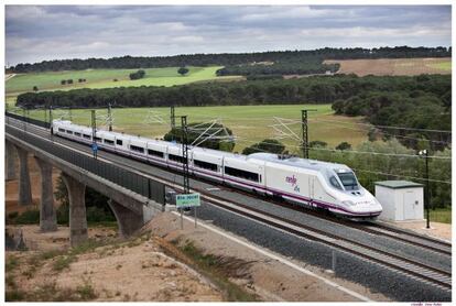 Un tren AVE en la línea Madrid-Valencia.