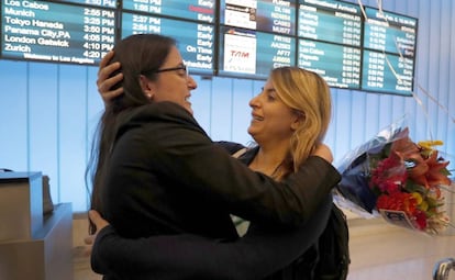 Duas irmãs iranianas se reencontram no aeroporto de Los Angeles, no domingo.