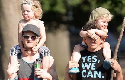 Neil Patrick Harris, su marido David Burtka y sus hijos paseando por Nueva York.