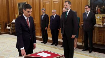 Pedro Sánchez, nuevo presidente del Gobierno, prometiendo su cargo ante el Rey Felipe VI.