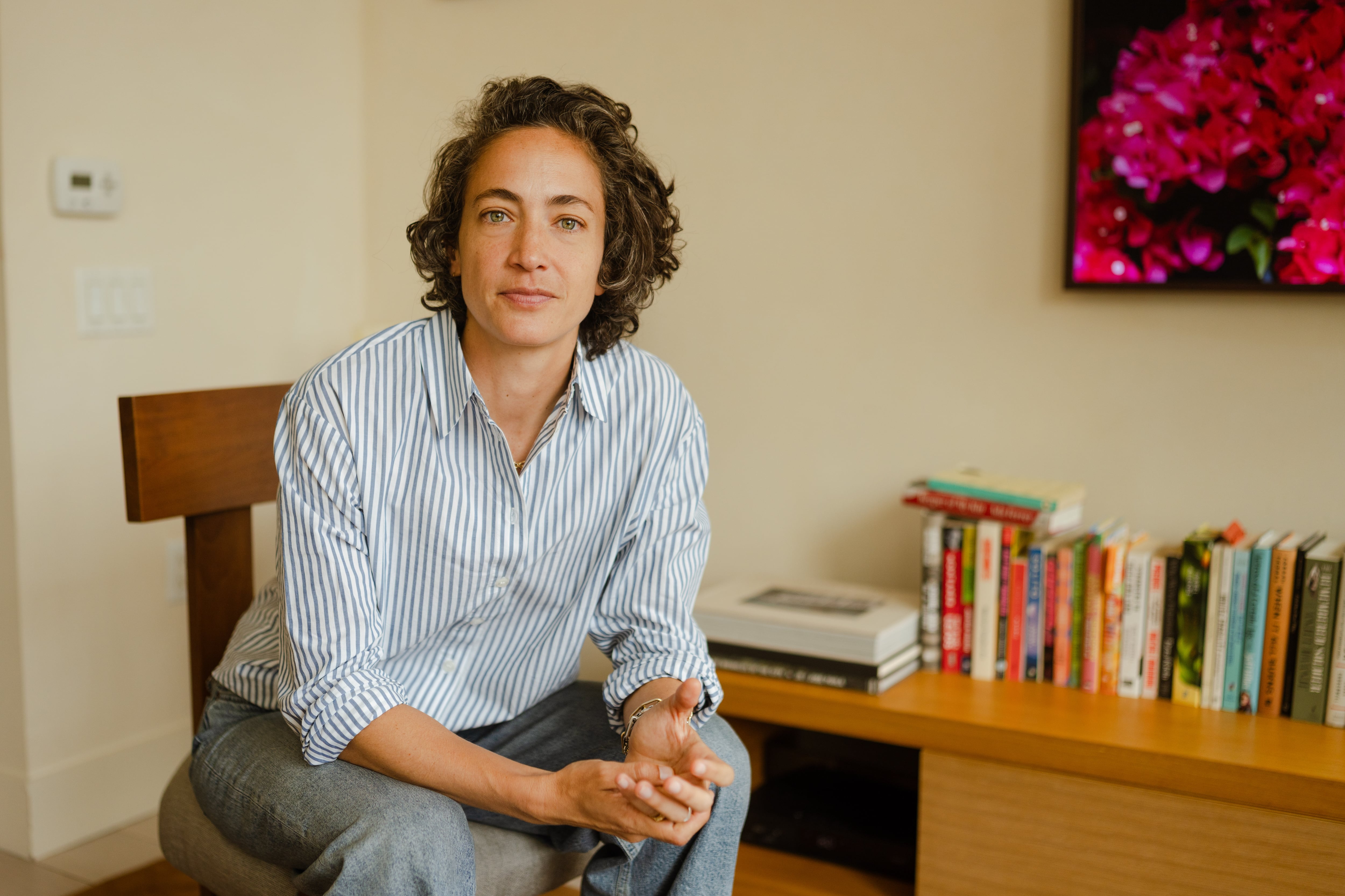 La periodista Paola Ramos en su departamento en Brooklyn.