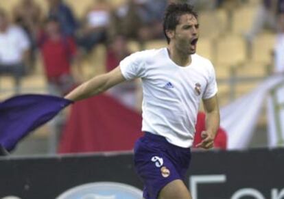 Morientes festeja su gol.