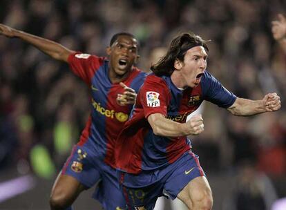 Messi celebra su tercer gol al Madrid abrazado por Belletti.