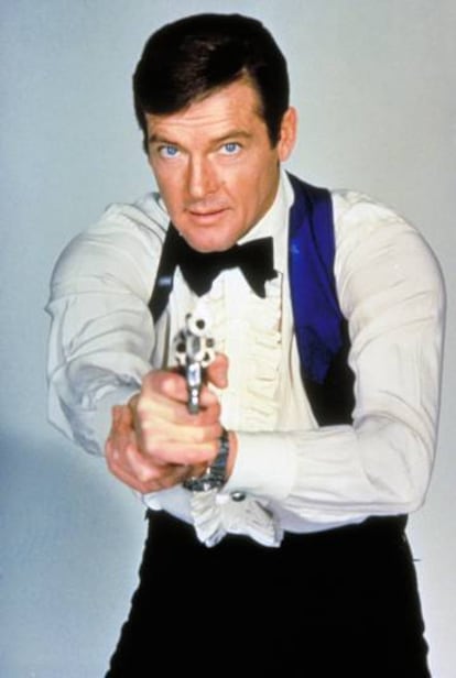 Roger Moore interpretando por primera vez a James Bond en la película 'Vive y deja morir' (1973).