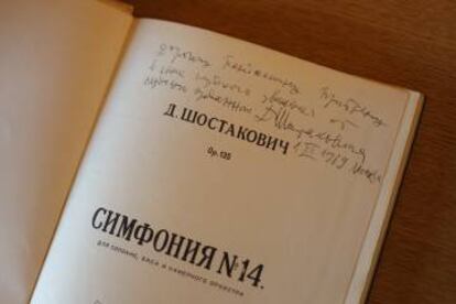 Dedicatoria manuscrita de Dmitri Shostakóvich de su 'Sinfonía núm. 14' a Benjamin Britten, fechada el 1 de diciembre de 1969: "Al querido Benjamin Briten, como muestra de profundo respeto, con el ferviente cariño de D. Shostakóvich".