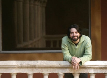 Andrés Neuman, fotografiado ayer en Granada, poco después de saberse ganador del Premio Alfaguara.