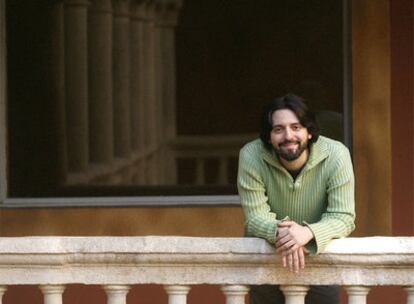 Andrés Neuman, fotografiado ayer en Granada, poco después de saberse ganador del Premio Alfaguara.