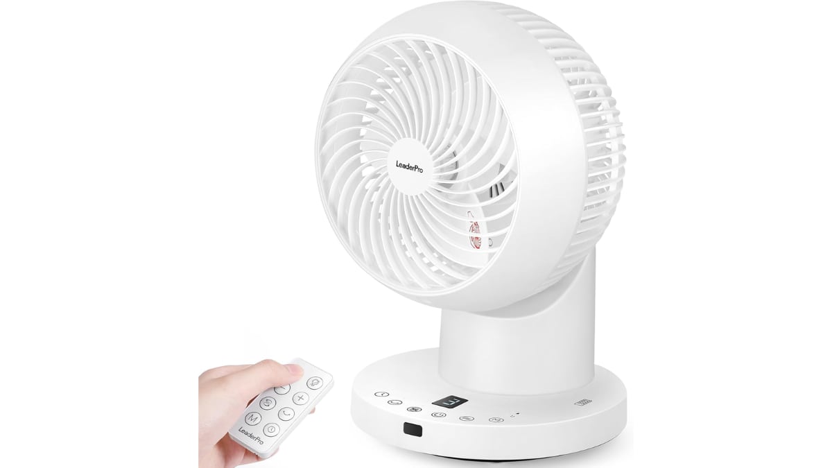 Ventilador de sobremesa con mando a distancia.