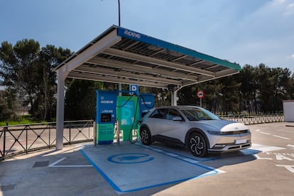 Punto de recarga con dos cargadores para coches eléctricos en una gasolinera Moeve, en una imagen cedida por la empresa.