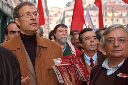 El líder del Bloco de Esquerda, Francisco Louca, uno de los seis candidatos a la presidencia portuguesa, hace campaña por las calles de Lisboa durante la última jornada de la campaña.