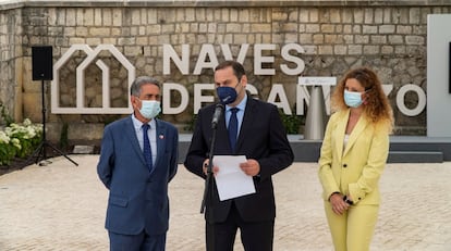 El ministro de Fomento, José Luis Ábalos, inauguró este jueves en Santander la nueva sala de exposiciones de arte contemporáneo de la fundación Enaire, acto al que asistió el presidente de Cantabria, Miguel Ángel Revilla.