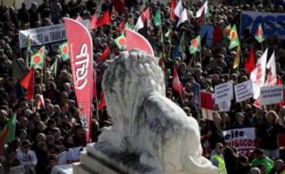 Manifestantes gritan consignas durante una protesta junto al parlamento de Portugal. EFE/Archivo