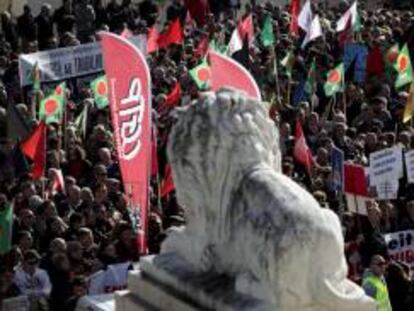 Manifestantes gritan consignas durante una protesta junto al parlamento de Portugal. EFE/Archivo