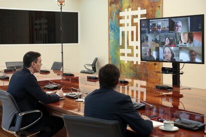 Prime Minister Pedro Sánchez (l) speaks to the Covid-19 scientific committee with Health Minister Salvador Illa.