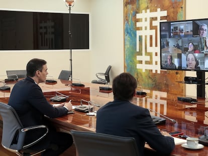 Prime Minister Pedro Sánchez (l) speaks to the Covid-19 scientific committee with Health Minister Salvador Illa.