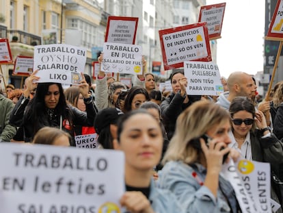 Trabajadores de Inditex en A Coruña se manifiestan este domingo en la ciudad.