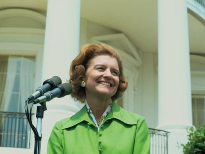 Betty Ford sonríe durante una conferencia a las afueras de la Casa Blanca, en una imagen sin datar.