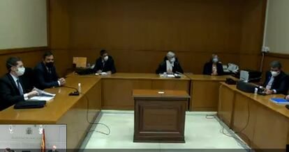 Los acusados siguen por videoconferencia, junto a sus abogados, la modificación de conclusiones de la Fiscalía, este lunes en Bárcelona.
