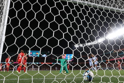 La jugadora de la selección de España Jennifer Hermoso anota el quinto gol de su equipo en el Eden Park de Auckland (Nueva Zelanda).