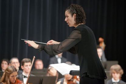 Beatriz Fernández dirigiendo al Ateneu Musical del Puerto de Valencia en una actuación en el Palau de la Música de Valencia.
