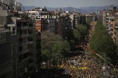 La marcha avanza lenta. Gritos de “presos políticos, libertad” y “Puigdemont, presidente”.