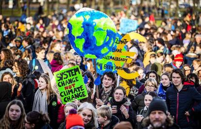 Estudiantes holandeses se concentran para exigir medidas para combatir el cambio climático, en La Haya.