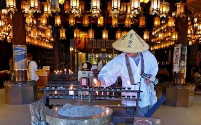 Interior del templo de Ryozenji, una de las paradas en el camino de Shikoku no Michi, ruta de peregrinaje en la isla japonesa de Shikoku.