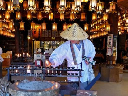 Interior del templo de Ryozenji, una de las paradas en el camino de Shikoku no Michi, ruta de peregrinaje en la isla japonesa de Shikoku.