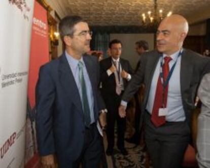 El secretario de Estado de Economía, Fernando Jiménez Latorre (i), junto a Javier San Félix, director general de la División de Banca Comercial del Banco Santander.