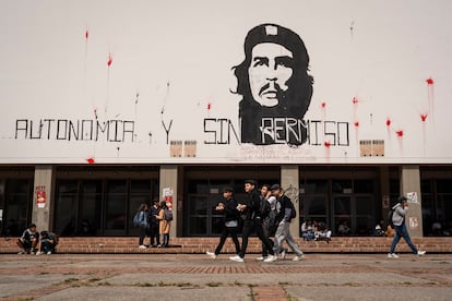  Los estudiantes reunidos a la espera del resultado recibieron la designación de José Ismael Peña con molestia, pues ven a Peña como el candidato del continuismo de un grupo directivo vinculado a la Facultad de Ciencias, a los que señalan de buscar la privatización de la casa de estudios. 