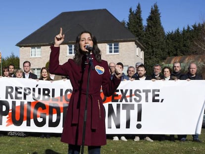 Inés Arrimadas ante la casa de Waterloo donde vive Carles Puigdemont.