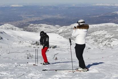 Dos esquiadoras en Sierra Nevada. 