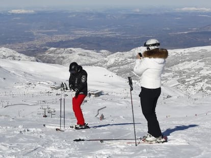 Dos esquiadoras en Sierra Nevada. 