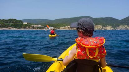 Ruta en kayak de mar con ni&ntilde;os en Es Figueral, en Ibiza.