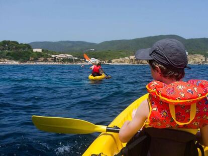 Ruta en kayak de mar con ni&ntilde;os en Es Figueral, en Ibiza.
