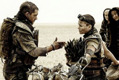 Tom Hardy y Charlize Theron, en una escena de 'Mad Max, furia en la carretera'.