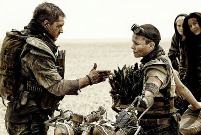 Tom Hardy y Charlize Theron, en una escena de &#039;Mad Max, furia en la carretera&#039;.