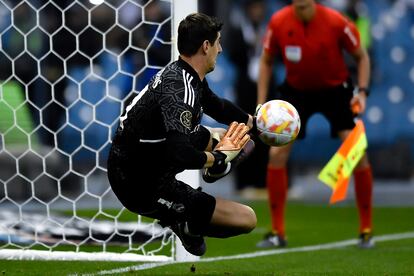 Thibaut Courtois detiene el penalti decisivo, este miércoles en Riad.