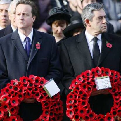 David Cameron (izquierda) y Gordon Brown, durante un acto público en Londres en noviembre de 2007.