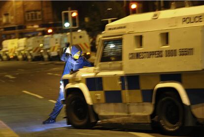 Un manifestante se lanza contra un vehículo de la policía, anoche en Belfast.