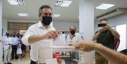 El alcalde de Sevilla y candidato a las primarias del PSOE-A, Juan Espadas, durante su votación este domingo.