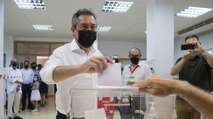 El alcalde de Sevilla y candidato a las primarias del PSOE-A, Juan Espadas, durante su votación este domingo.