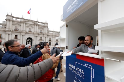 personas reciben ejemplares de la propuesta constitucional de Chile