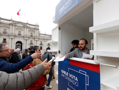 Ciudadanos chilenos hacen fila para obtener un ejemplar de la propuesta constitucional, en Santiago, el pasado 17 de noviembre.