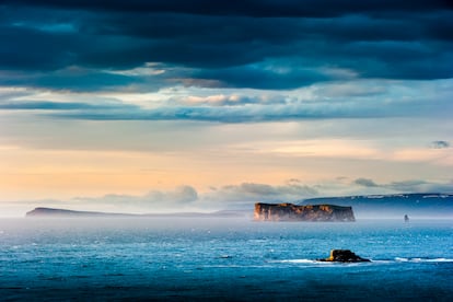 La isla de Drangey en Skagafjörður, donde transcurre la ‘Saga de Grettir’, iluminada por el sol de medianoche.  