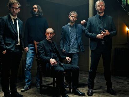 El grupo lo componen dos pares de hermanos: Scott (sentado) y&nbsp;Bryan Devenport (detr&aacute;s de&nbsp;&eacute;l), y los&nbsp;gemelos Aaron (primero por&nbsp;la izquierda) y Bryce Dessner. A la derecha, el cantante Matt Berninger. 