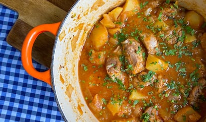 Receta de patatas estofadas con costilla de El Comidista