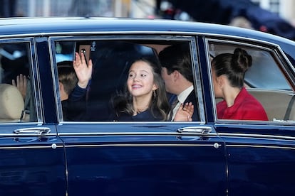 La princesa Josefina saluda mientras ella y sus hermanos, el príncipe Vicente, la princesa Isabel y el príncipe heredero Christian, llegan a la residencia de la corona danesa tras la proclamación.