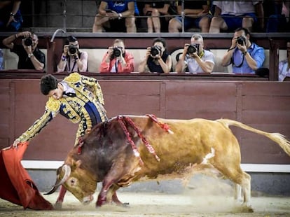 Tomás Rufo muletea al sexto novillo de la noche.