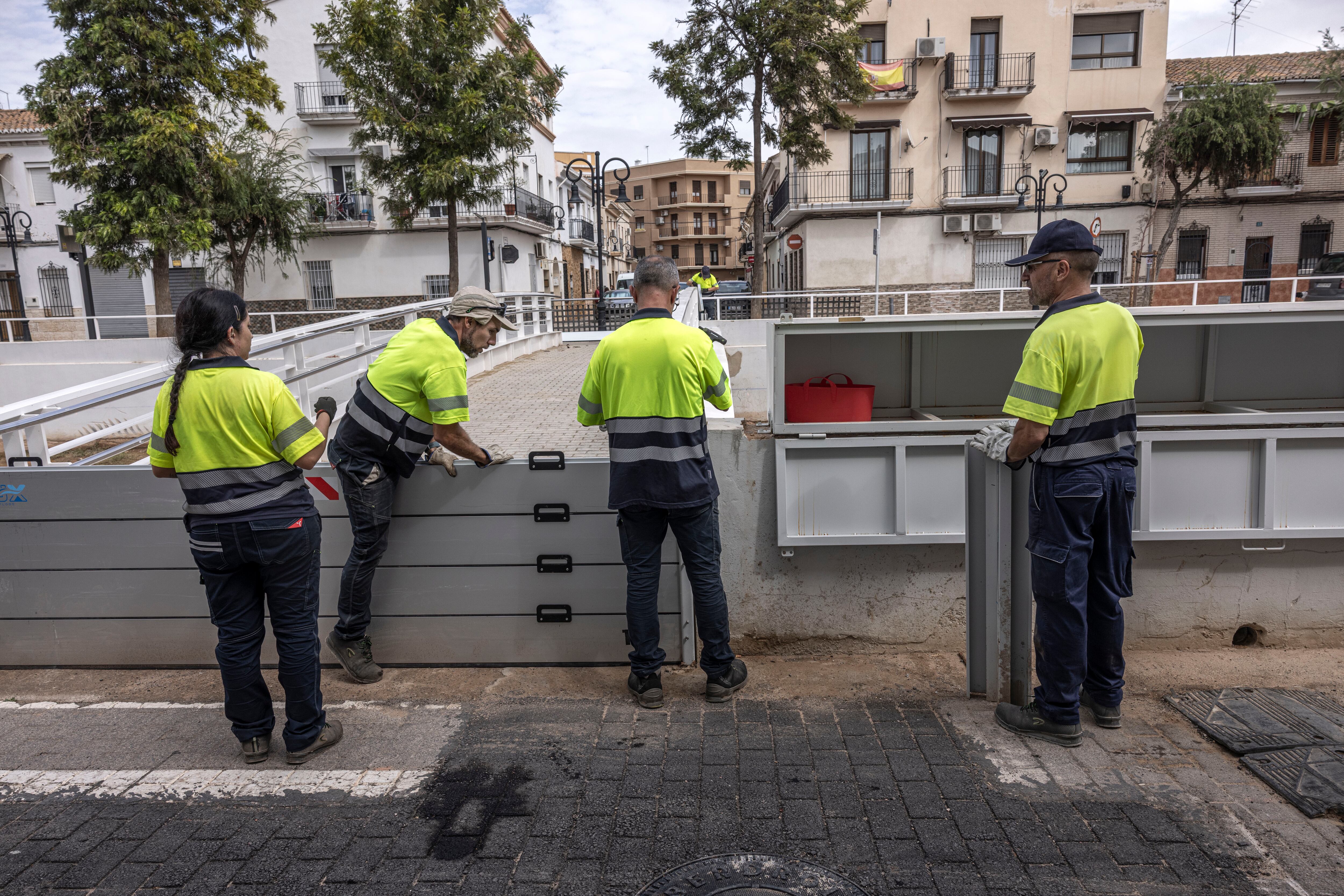 Barrera instalada para contener el agua en el barranco de la Saleta de Aldaia cada vez que hay lluvias. El desvío que proyecta la CHJ evitará las constantes inundaciones del municipio.